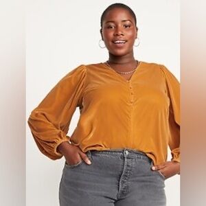 BUNDLE 2 ITEMS FOR $8✨

OLD NAVY V-neck velvet blouse ✨